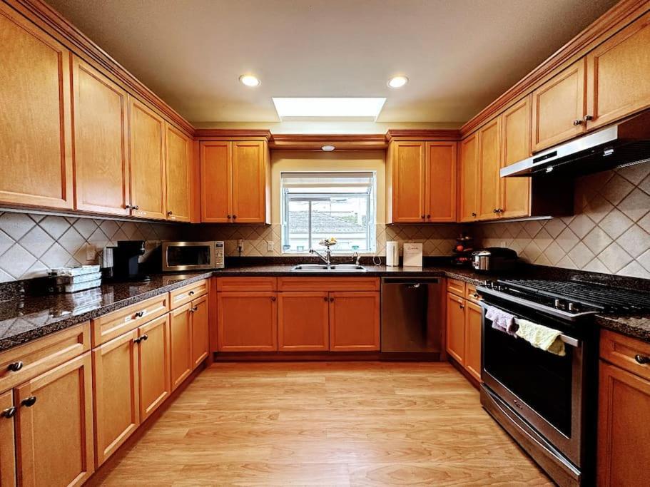 Super Cosy 8bed & 6bath In Heart Near To Airport And Downtown Villa Vancouver