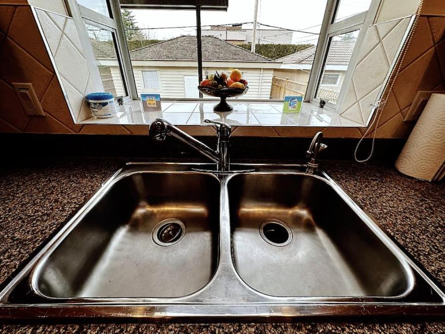 Super Cosy 8bed & 6bath In Heart Near To Airport And Downtown Villa *