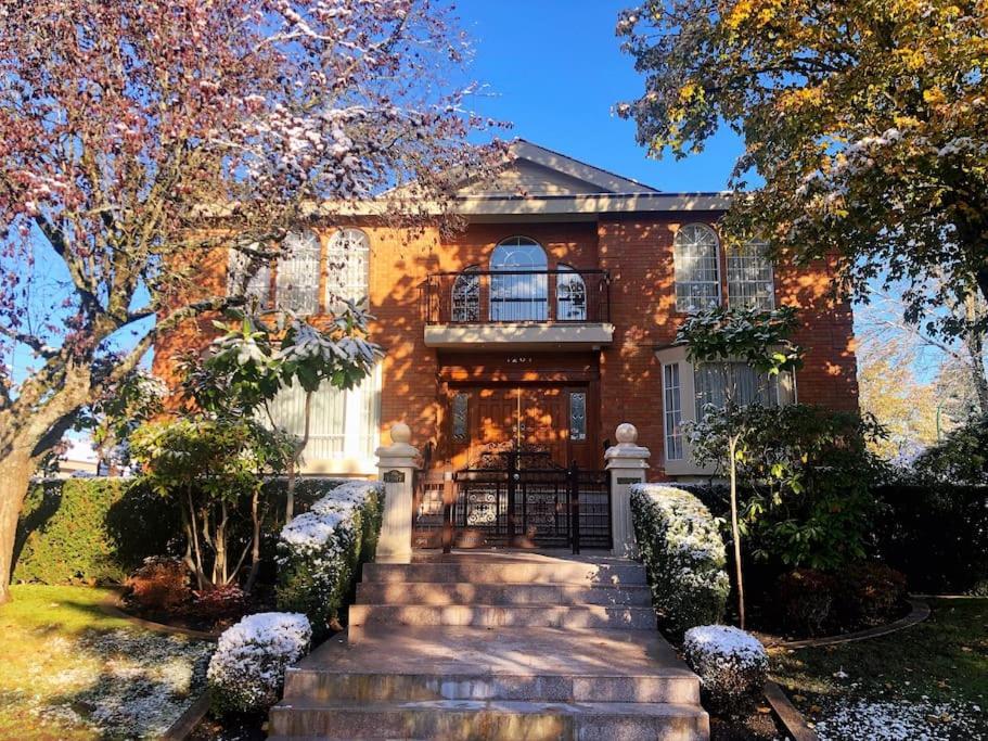 Villa Super Cosy 8bed & 6bath In Heart Near To Airport And Downtown Vancouver