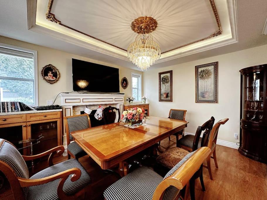 Super Cosy 8bed & 6bath In Heart Near To Airport And Downtown Villa *
