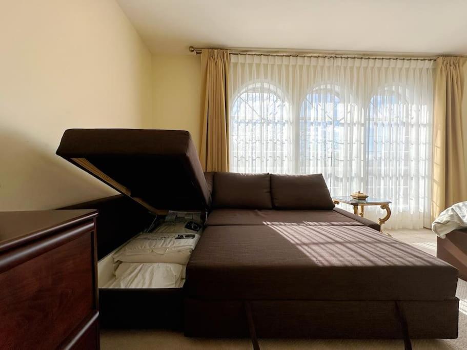 Super Cosy 8bed & 6bath In Heart Near To Airport And Downtown Villa *