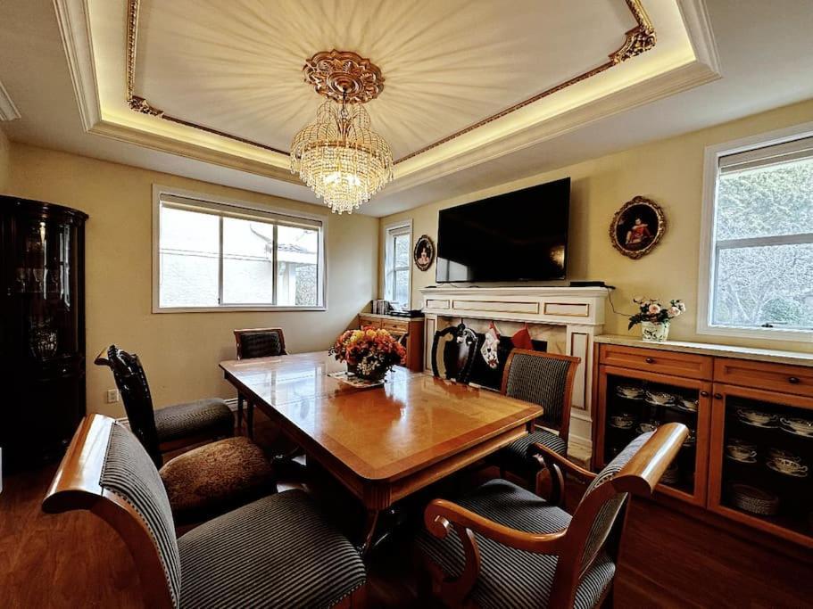 Super Cosy 8bed & 6bath In Heart Near To Airport And Downtown Villa *