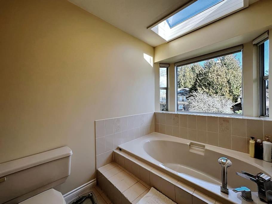 Super Cosy 8bed & 6bath In Heart Near To Airport And Downtown