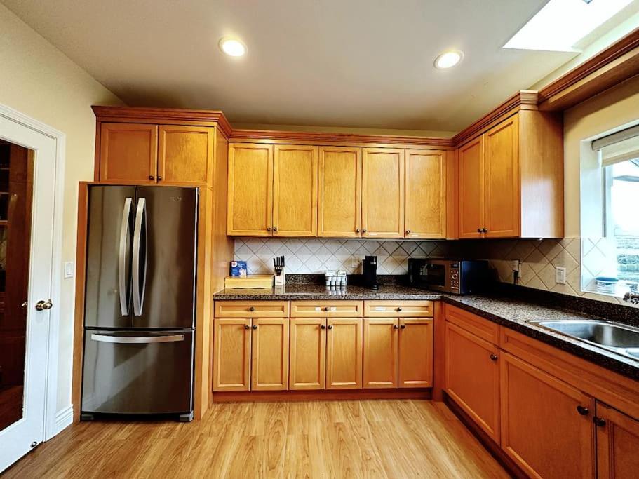 Super Cosy 8bed & 6bath In Heart Near To Airport And Downtown Pousada *