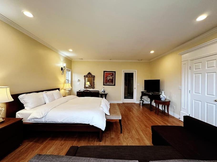 Super Cosy 8bed & 6bath In Heart Near To Airport And Downtown Pousada