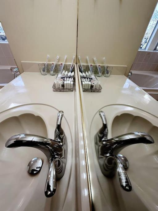 Super Cosy 8bed & 6bath In Heart Near To Airport And Downtown