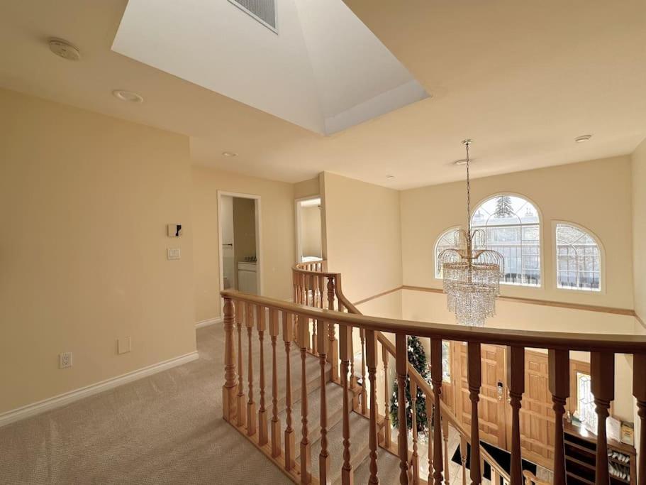 Super Cosy 8bed & 6bath In Heart Near To Airport And Downtown Pousada