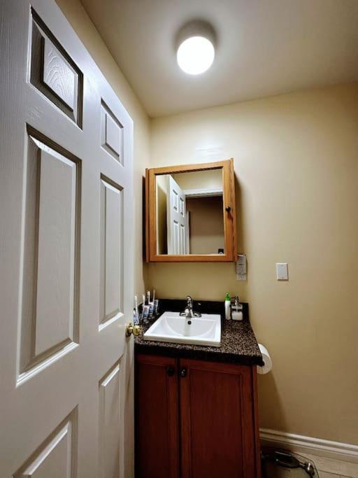 Super Cosy 8bed & 6bath In Heart Near To Airport And Downtown
